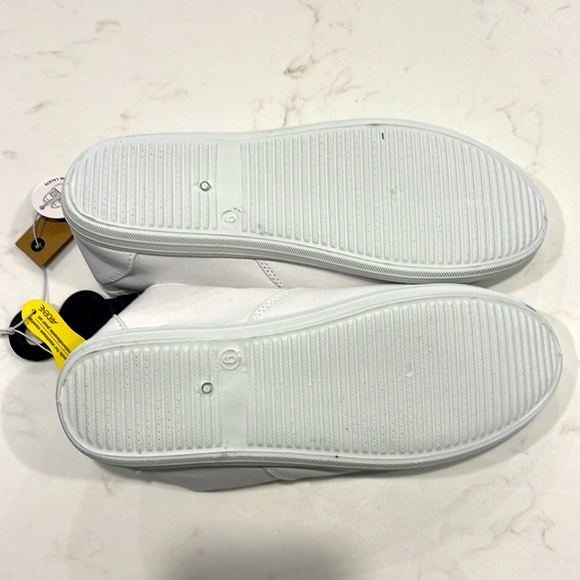 BNWT white casual shoes Men’s 9/Women’s 10.5 - Picture 2 of 3